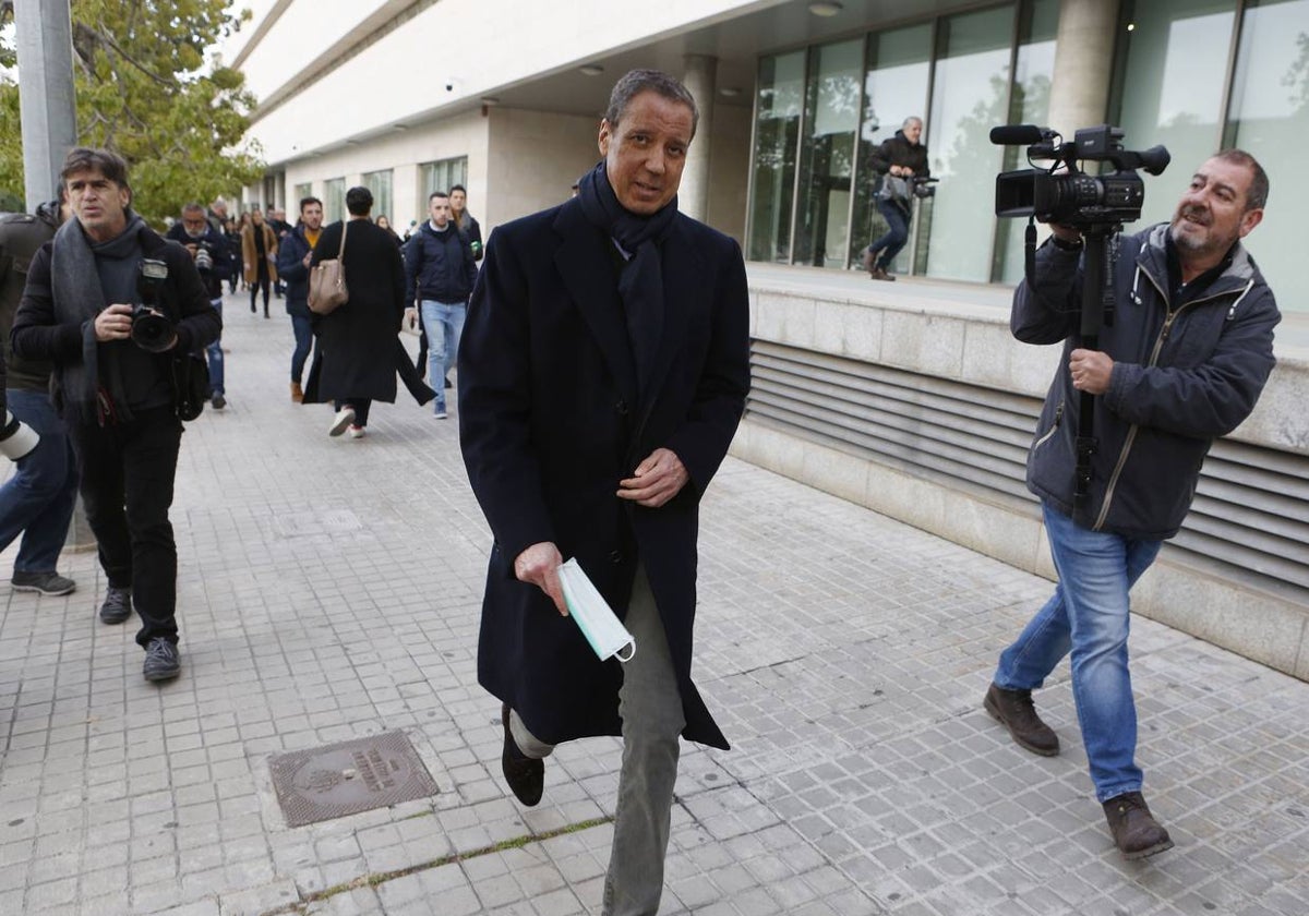 Eduardo Zaplana, en el exterior de la Ciudad de la Justicia.