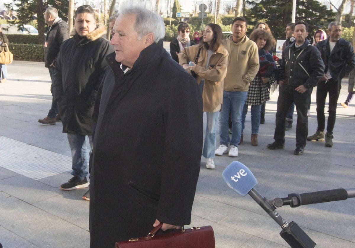 Alfonso Rus llega al juicio de los zombis que se ha celebrado en la Audiencia.