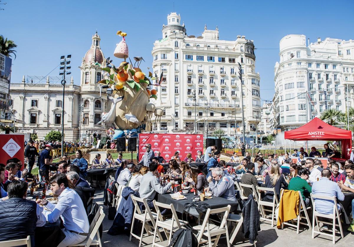 Un momento del tradicional esmorzaret, ayer.