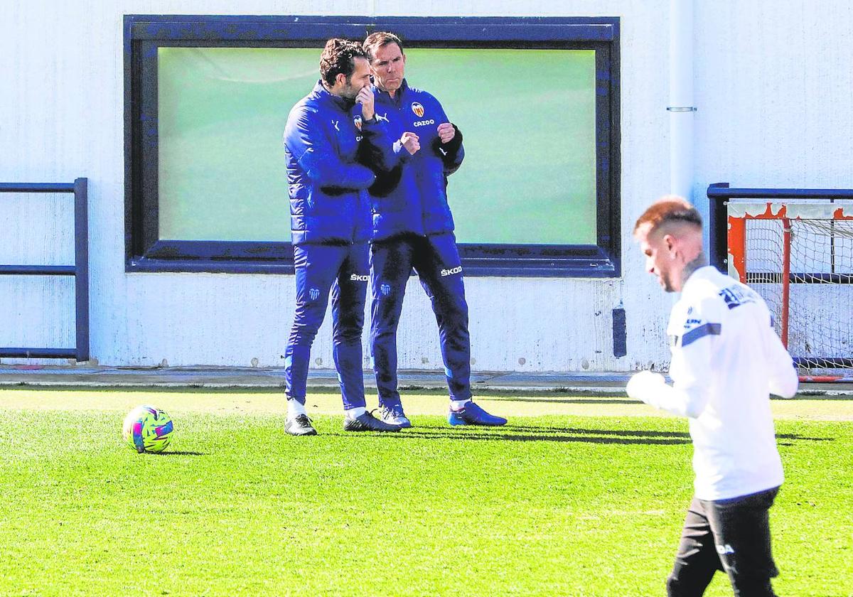 Rubén Baraja, junto a Carlos Marchena, durante un entrenamiento del Valencia.