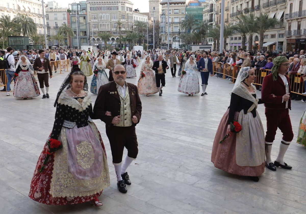 Los falleros desfilan por la plaza de la Reina.