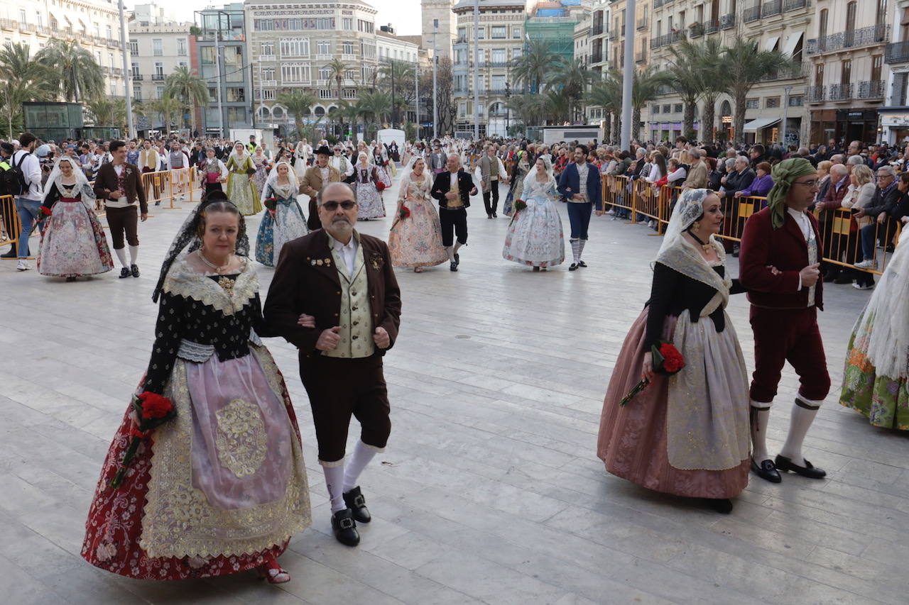 Los falleros desfilan por la Plaza de la Reina en la Ofrenda de las Fallas 2023