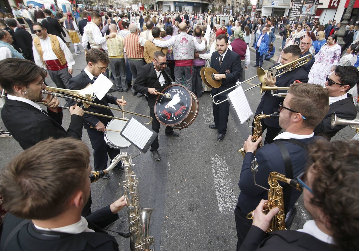 Una banda de música durante la Ofrenda en Valencia.