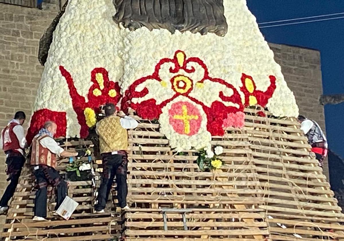 Se empieza a descubrir el manto de la Virgen en este primer día de Ofrenda de las Fallas 2023.