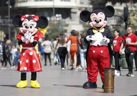 Personajes disfrazados en la plaza del Ayuntamiento durante estas Fallas.