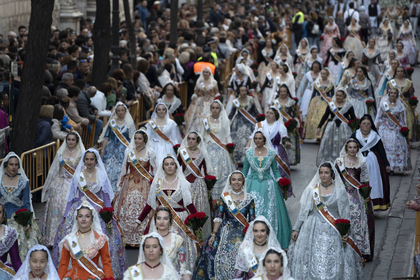 Búscate en la Ofrenda de las Fallas 2023: viernes 17 de marzo