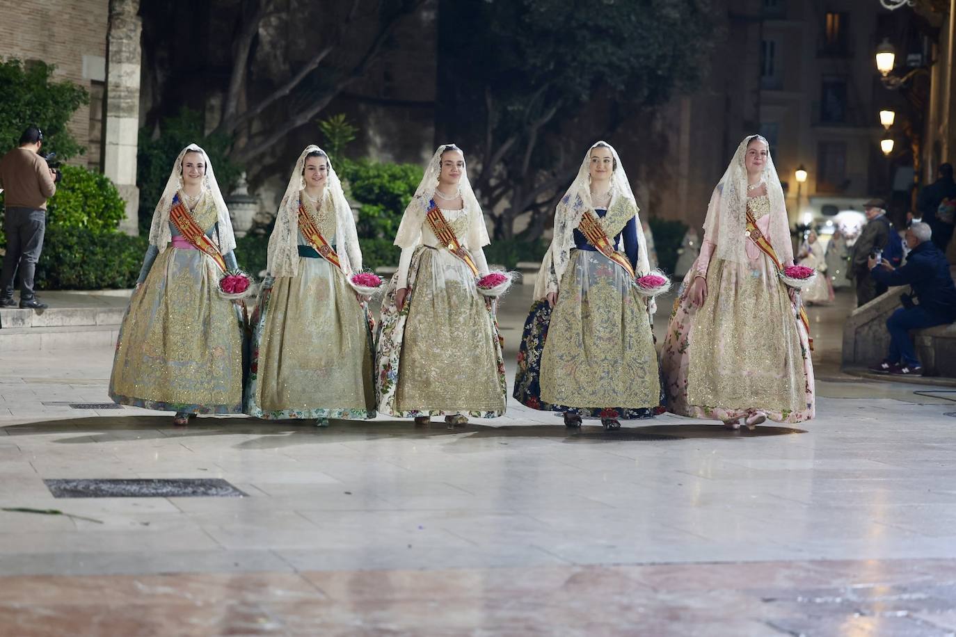 Búscate en la Ofrenda de las Fallas 2023: viernes 17 de marzo