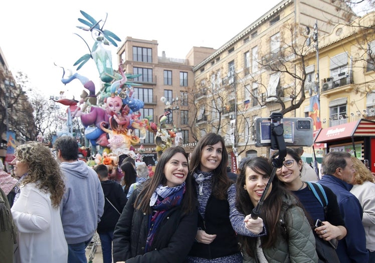 Un grupo de mujeres se fotografía en Na Jordana, este sábado.