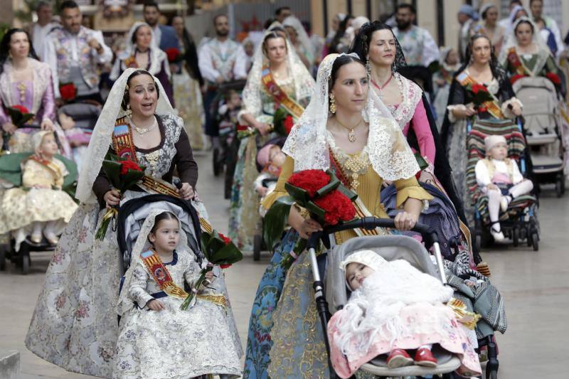 Búscate en la Ofrenda de las Fallas 2023: viernes 17 de marzo