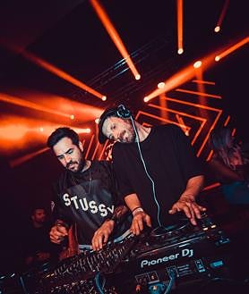 Imagen secundaria 2 - Las fiestas de Palau Alameda y Bresh Party, en el Centre del Carme, un éxito de público.