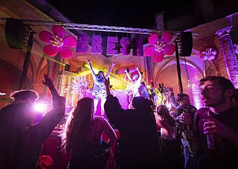 Imagen secundaria 1 - Las fiestas de Palau Alameda y Bresh Party, en el Centre del Carme, un éxito de público.
