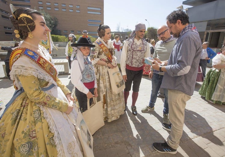 Entrega del llibret dedicado al centenario de la Virgen de la falla Puebla de Valverde en LAS PROVINCIAS.