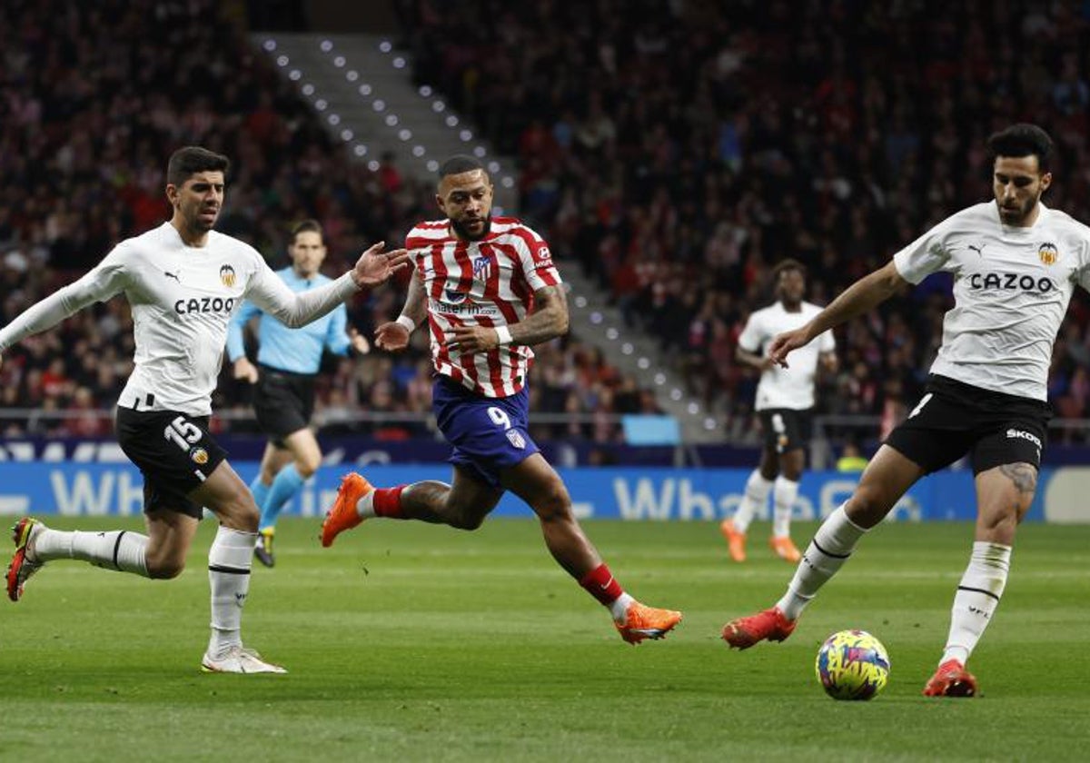 Eray Cömert quitando un balón en defensa ante Memphis Depay.