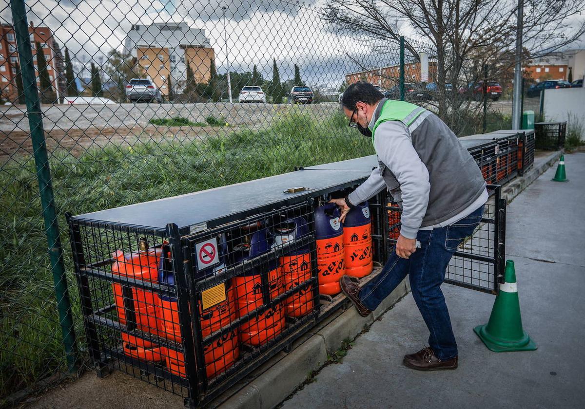 Venta de bombonas de butano en una gasolinera