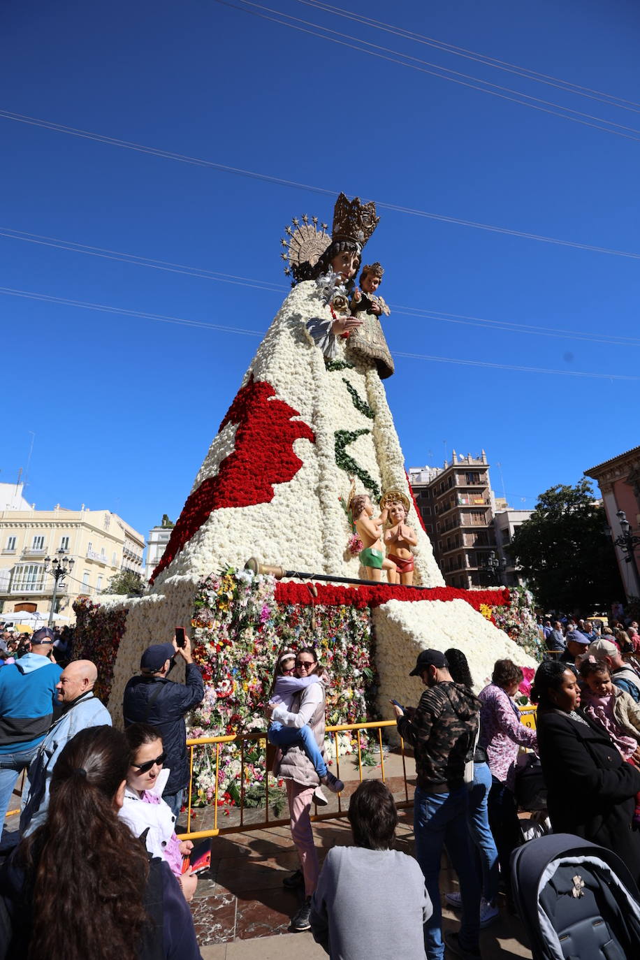 Los valencianos ya disfrutan del manto de la Madre de Déu