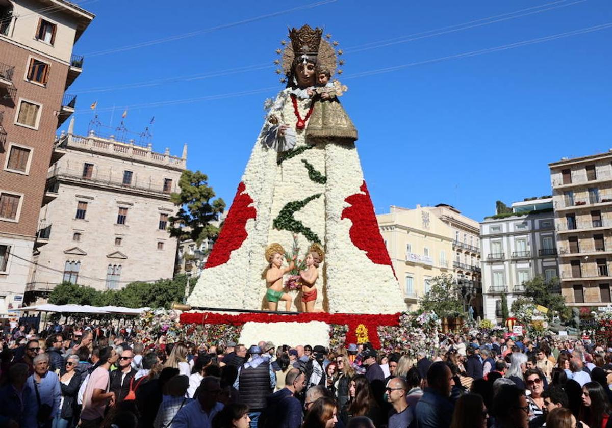 La plaza de la Virgen, repleta de visitantes para ver el manto de la Virgen.