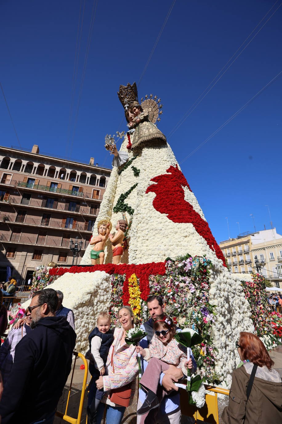 Los valencianos ya disfrutan del manto de la Madre de Déu