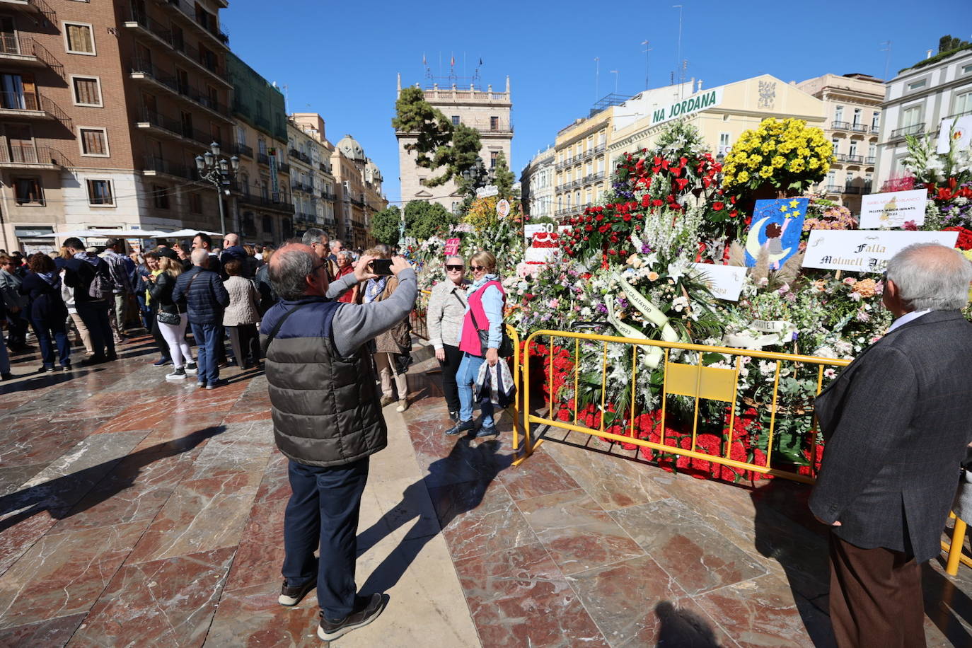 Los valencianos ya disfrutan del manto de la Madre de Déu