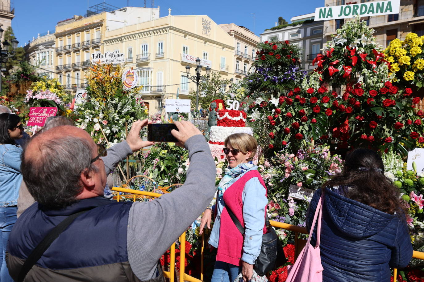 Los valencianos ya disfrutan del manto de la Madre de Déu