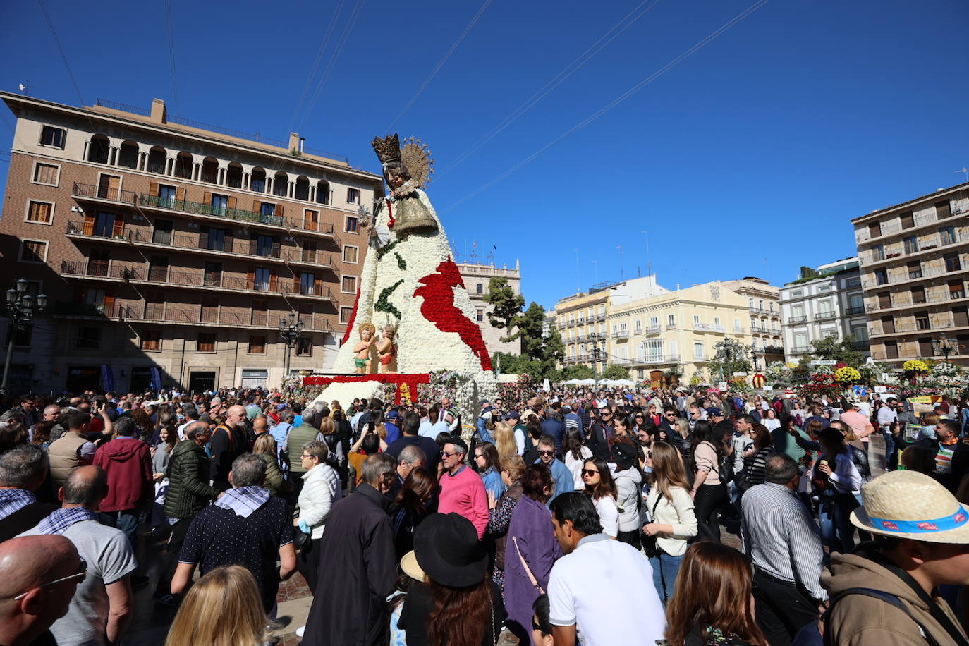 Los valencianos ya disfrutan del manto de la Madre de Déu