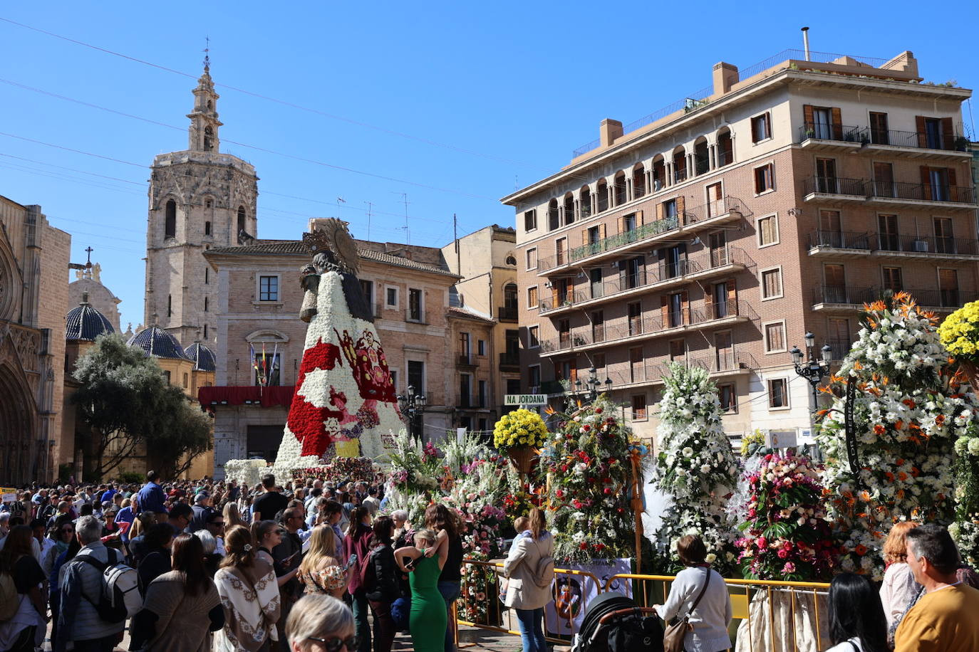 Los valencianos ya disfrutan del manto de la Madre de Déu