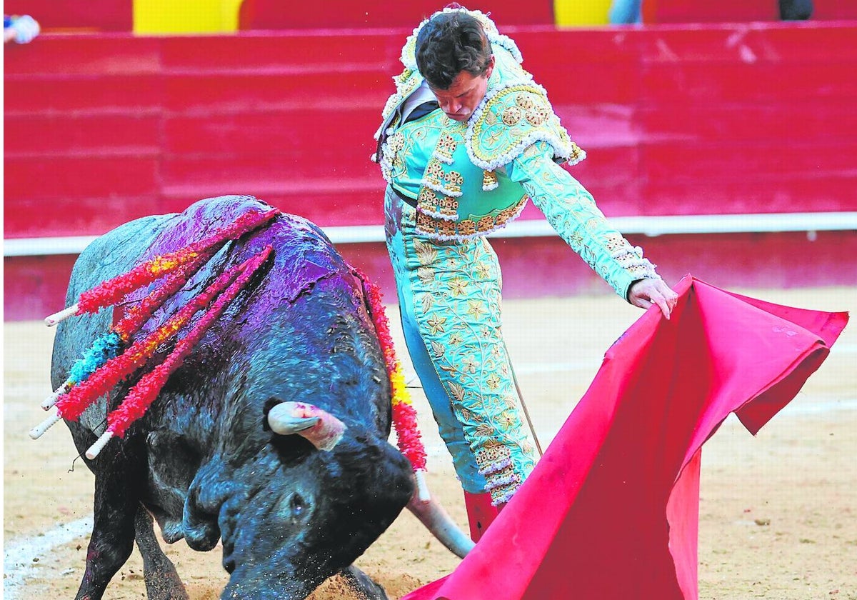 Daniel Luque toreando al natural a su segundo toro, al que cortó la única oreja de tarde.