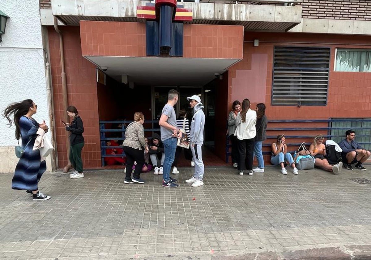 Cola en la puerta de la Comisaría de Exposición para presentar denuncias.