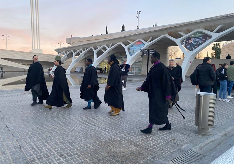 Los figurantes, ataviados con la indumentaria de la sala galáctica, llegando al rodaje de la serie de 'Star Wars'.