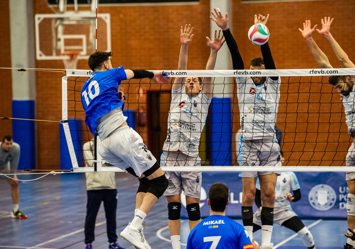 El equipo valenciano defendiendo un ataque del rival.