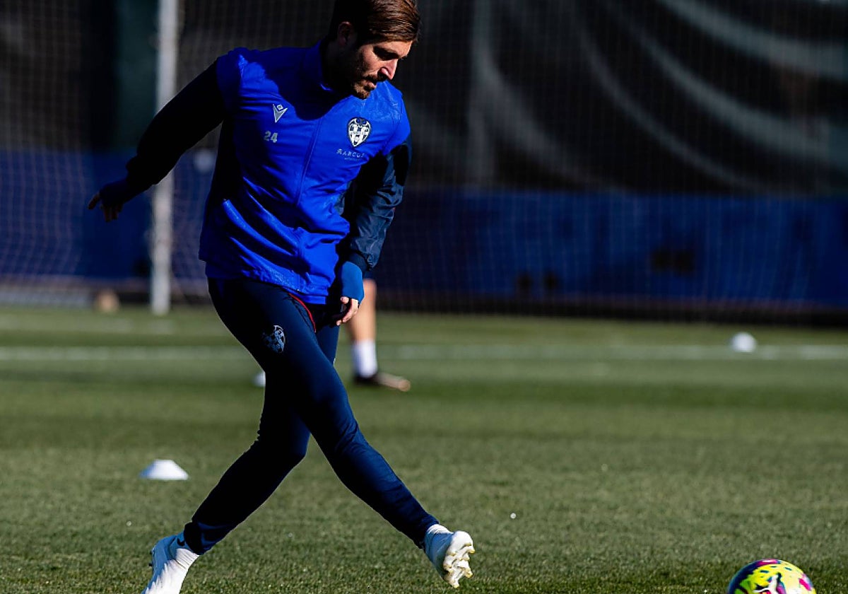 Campaña, sobre el verde de la Ciudad Deportiva de Buñol