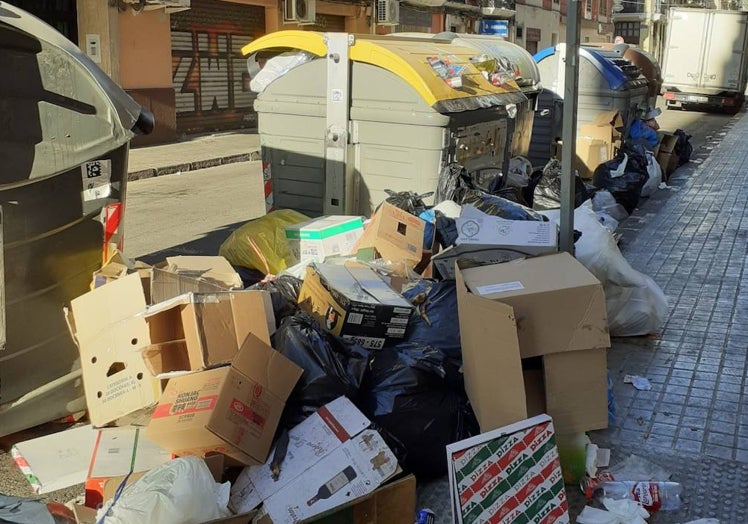 Calle Julio Antonio, llena de basura en el suelo.