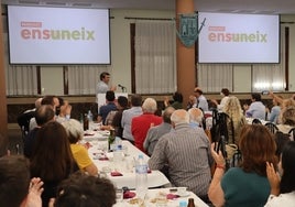 Asamblea de la formación en la que presentó el cambio de imagen.