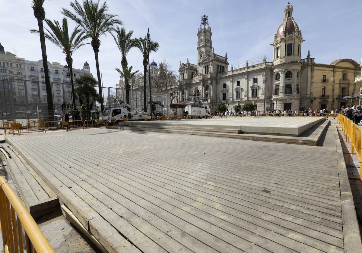 Estructura de hormigón y madera del recinto del Ágora del Diseño, pendiente de retirar de la plaza del Ayuntamiento.