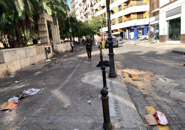 Suelo mugriento y lleno de plásticos y cartones en la calle Hospital.