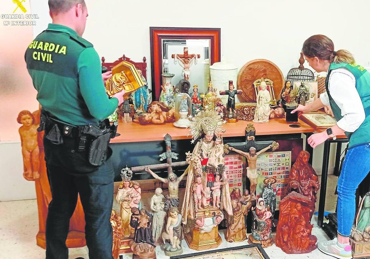 Objetos religiosos recuperados por la Guardia Civil.