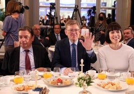 Los ministros Planas y Morant, flanquean al jefe del Consell, Ximo Puig, durante el desayuno en Madrid.