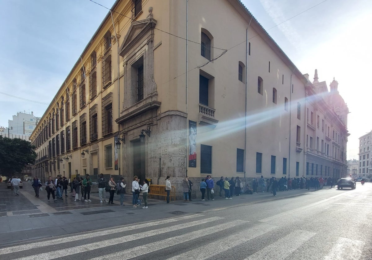 Las colas en el padrón amenazaban con dar la vuelta al Ayuntamiento este miércoles.