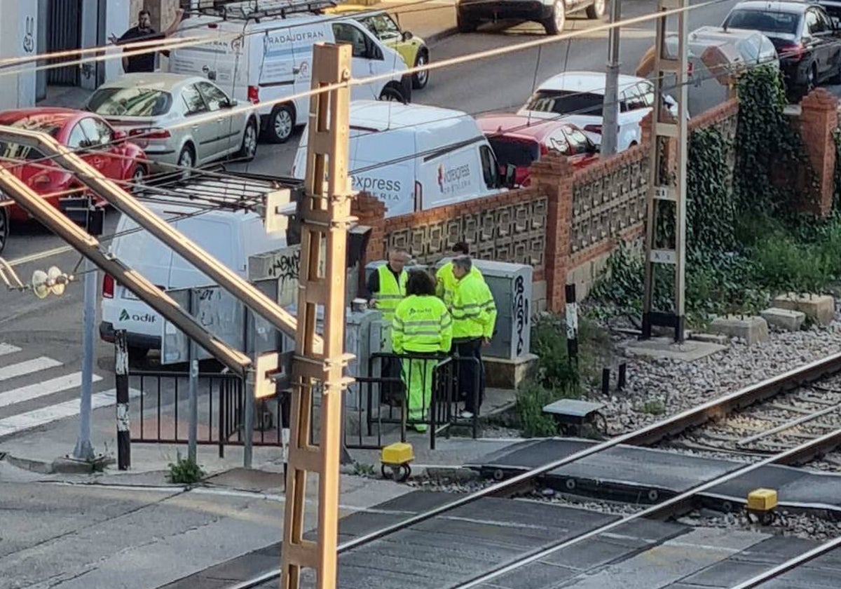 Operarios en la zona donde se producen las averías.