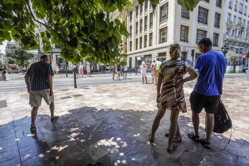 Ciudadanos en un día caluroso en Valencia.