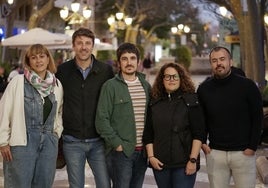 El cantante en el centro, junto a la candidata de Més Gandia, Alícia Izquiero.