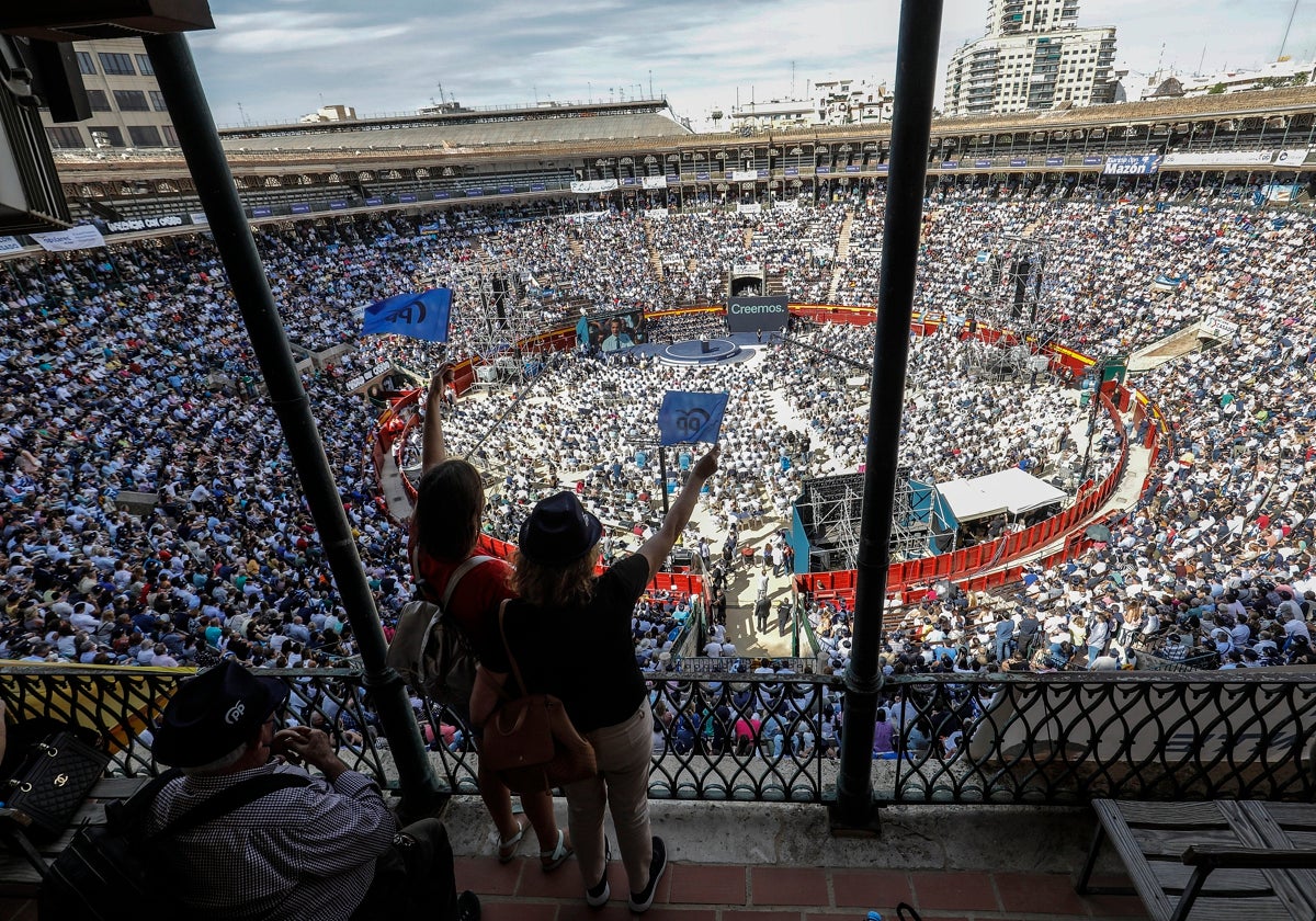 Plaza de toros de Valencia llena en octubre de 2021 en un acto del PP.