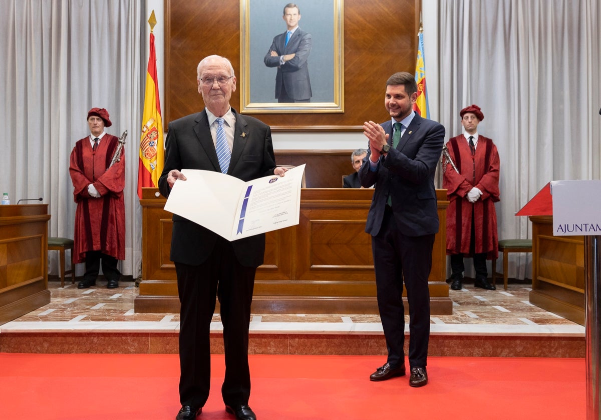 Vicente Rocher, con el título de Hijo Predilecto.