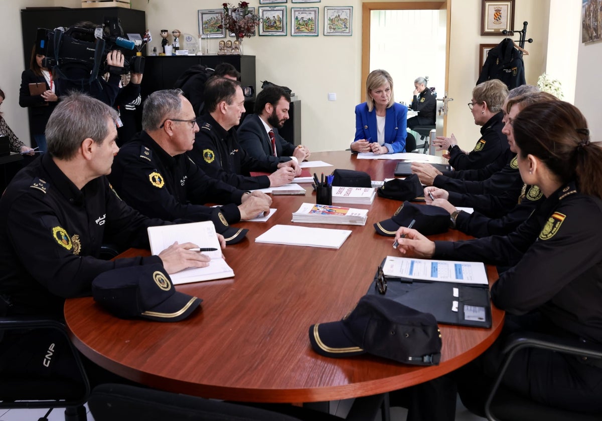 Un momento de la reunión de Gabriela Bravo con los mandos de la Policía Autonómica.