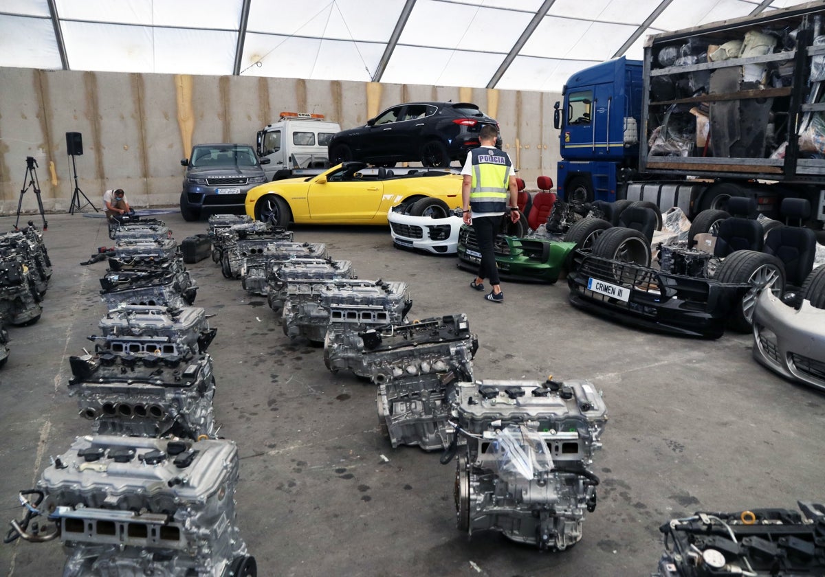 Un taller clandestino donde una banda desguazaba los coches que robaba en España.