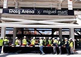 Trabajadores del Roig Arena, durante la comida en el segundo piso del recinto.