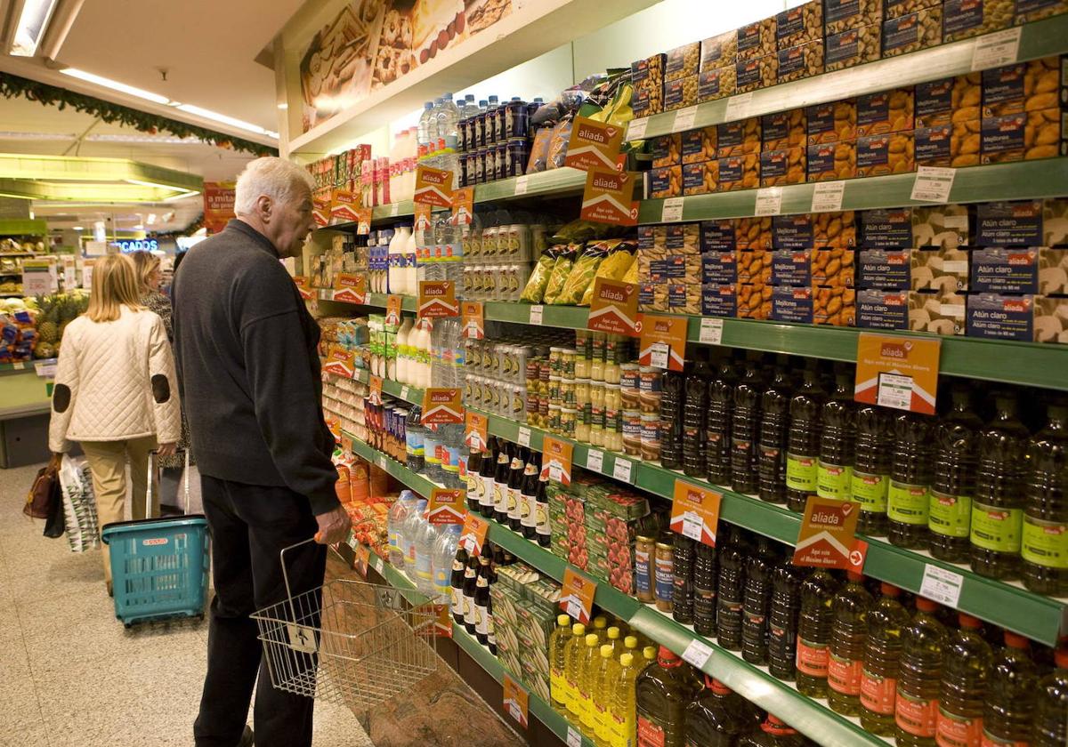 Un hombre mayor comprando en un supermercado en una imagen de archivo.