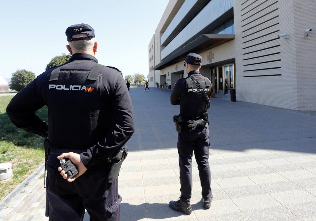 Dos agentes de la Policía Nacional en una imagen de archivo.