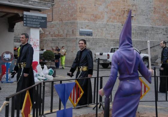 Procesión en Semana Santa en 2008, pasando delante de una falla.