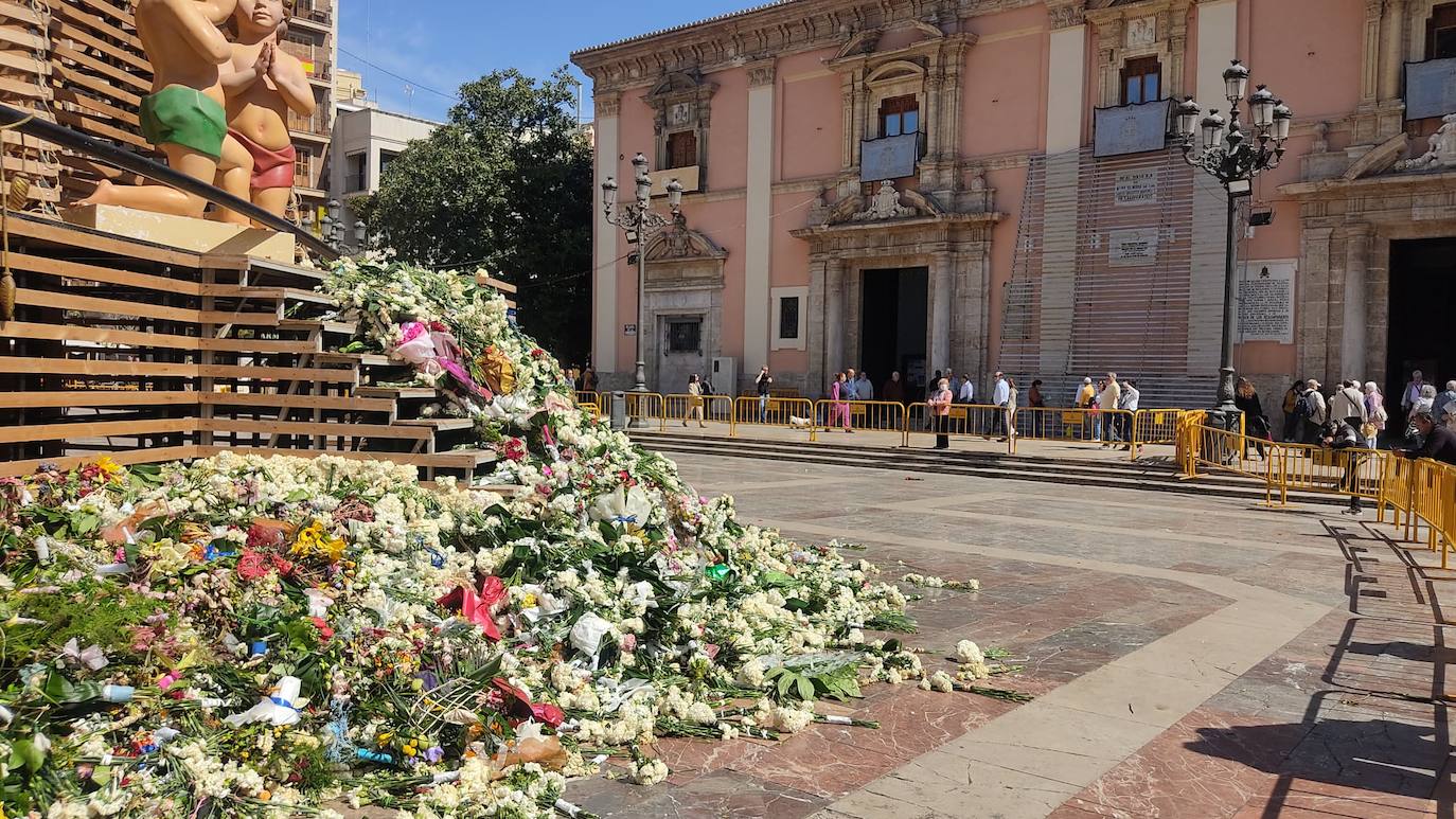 Adiós al manto de la Mare de Déu de las Fallas 2023