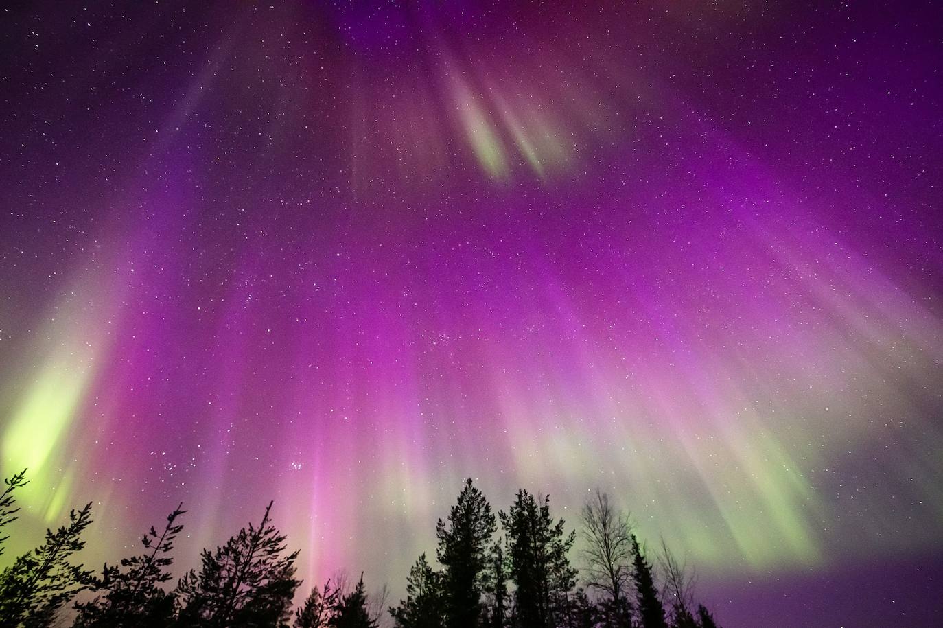 Las espectaculares auroras boreales que ha dejado una fuerte tormenta solar en Finlandia